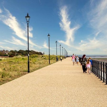 A Charming, Spacious 2 Bedroom Apartment In Lytham Lytham St Annes Eksteriør billede