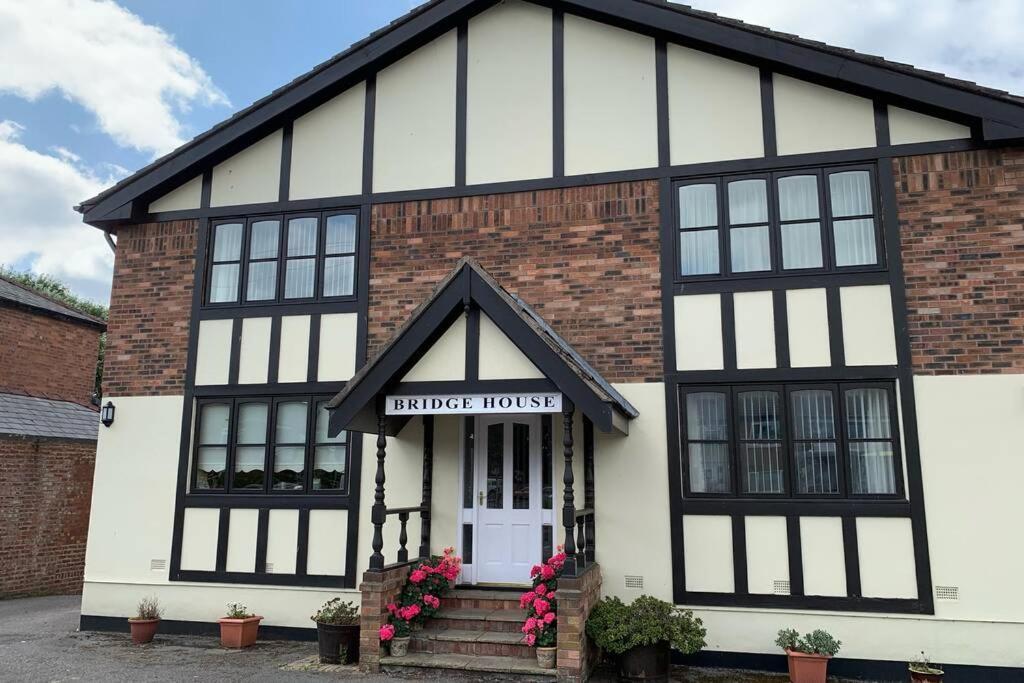 A Charming, Spacious 2 Bedroom Apartment In Lytham Lytham St Annes Eksteriør billede